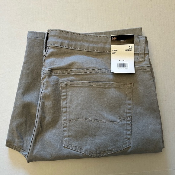 Lee Relaxed Fit Mid Rise Bermuda Alloy shorts. NWT Sz-18M C20 - Picture 9 of 13